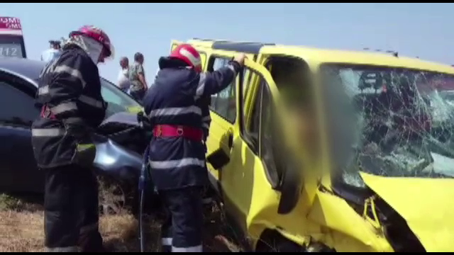 6 oameni, printre care 2 copii şi mama lor, răniţi grav într-un accident