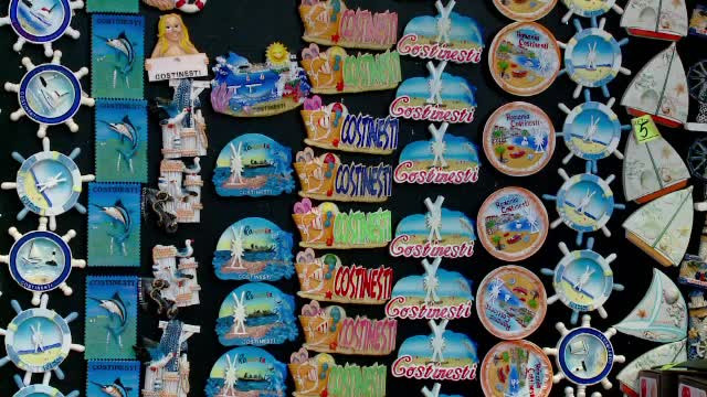 Sute de mii de suveniruri, vândute pe Litoral. Cât costă conserva cu "aer de mare"