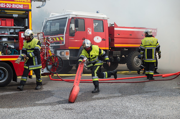 Autocar care transporta elevi, cuprins de flăcări pe Autostrada Transilvania