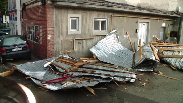 După 3 zile de arșiță, furtunile s-au abătut asupra României