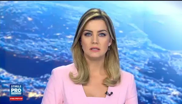 Pădurea din Mehedinţi, cuprinsă de flăcări duminică, arde şi acum