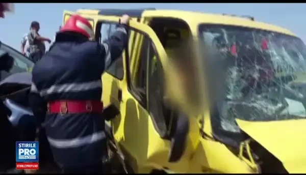 6 oameni, printre care 2 copii şi mama lor, răniţi grav într-un accident