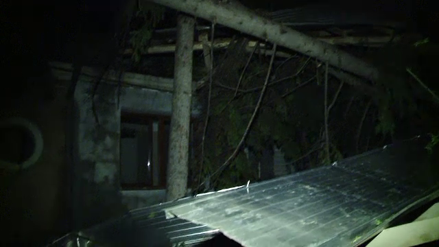 Bătrâni din Iași, prizonieri în casă după o furtună. De ce nu au putut să ceară ajutor