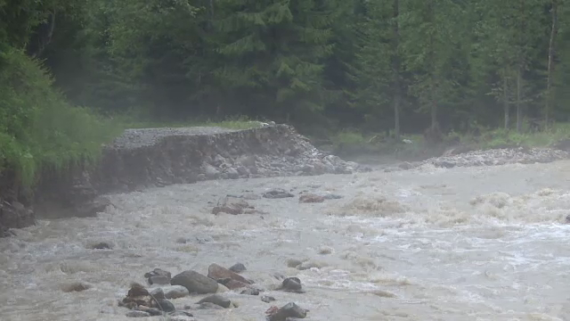 Turişti blocaţi lângă peştera Polovragi din cauza unei viituri