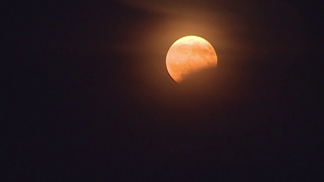 Eclipsa parţială de Luna i-a scos pe bucureşteni din casă