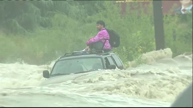 Pățania unui sofer care a vrut să treacă cu SUV-ul o stradă acoperită cu 30 cm de apă