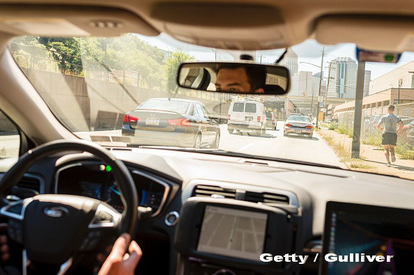 Locuitorii din Virginia, păcăliți de o "mașină autonomă", care era de fapt condusă de un om deghizat în scaun