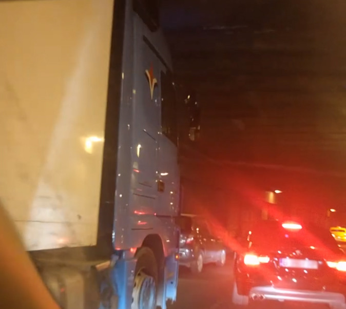 Un TIR a rămas blocat câteva ore în Pasajul Unirii din Capitală. VIDEO