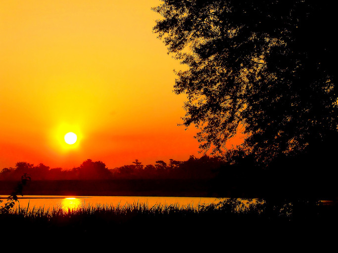 Fulgere, vijelii şi grindină, dar şi canicula în următoarele zile. Prognoza pentru weekend