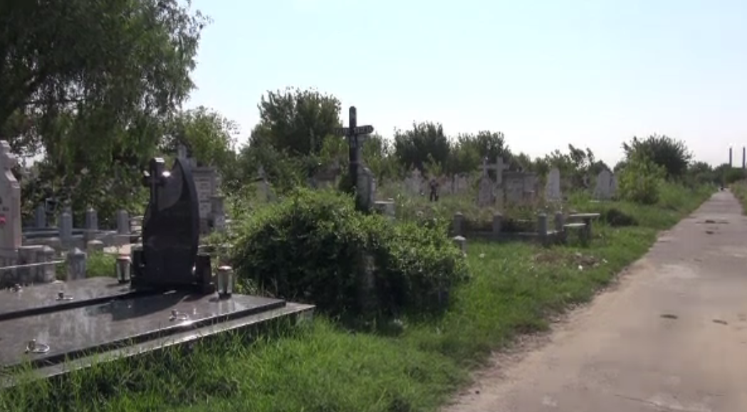 Gropar din Galați, mort din cauza căldurii. Omul a fost găsit în comă în cimitir