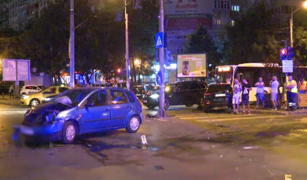 Un bărbat și o femeie, loviți pe trecerea de pietoni în Capitală