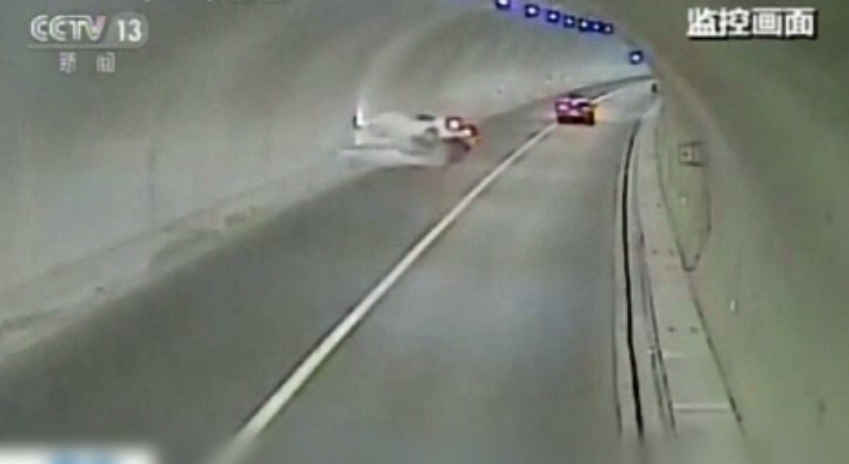 A vrut să depășească în tunel, dar s-a răsturnat cu mașina. Ce a povestit șoferița