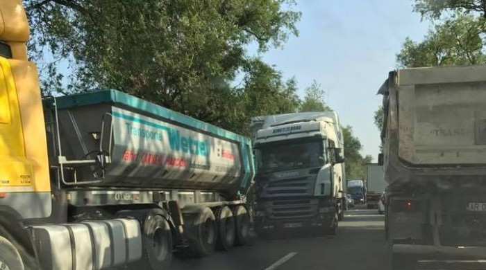 Accident cu 3 TIR-uri între Arad şi Oradea. Coloanele de mașini au 4 km