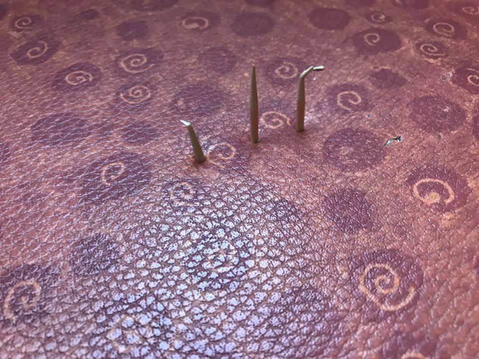 A înfipt scobitori în scaunul din autobuz. Ce pedeapsă riscă acum