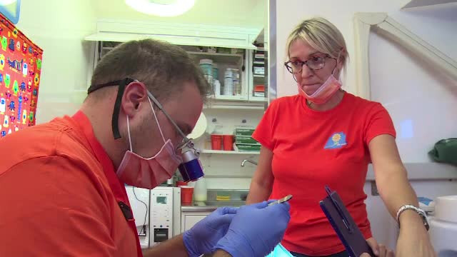 Zeci de stomatologi italieni își petrec o parte din concedii muncind gratis pentru copiii din România