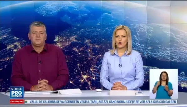 Momentul în care câteva mașini sunt luate pe sus de o tornadă în SUA