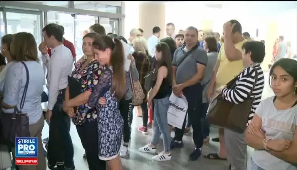 Escrocii care pentru 150 de lei te scapă de coada la Paşapoarte. Autorităţile neagă