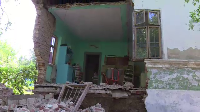 Bărbat din Dâmboviţa, la un pas de moarte. Zidul casei s-a prăbuşit