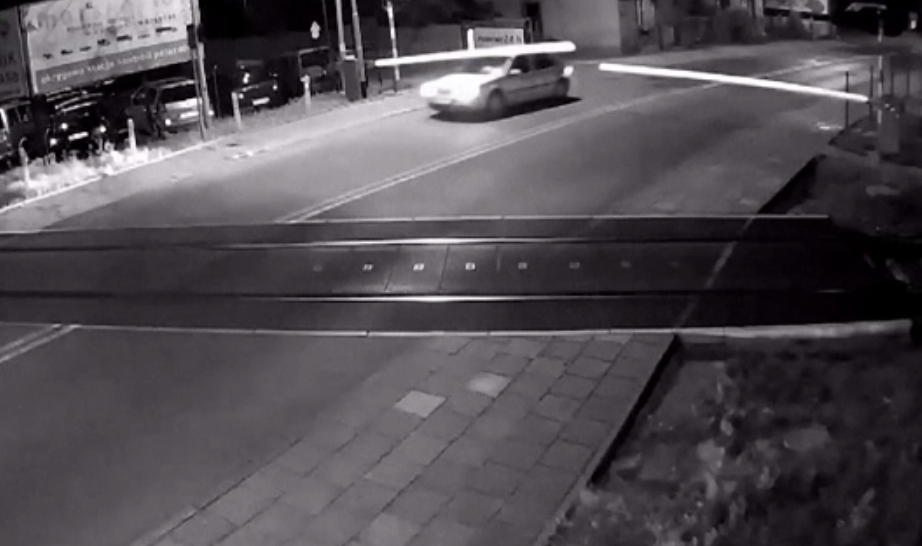 Nu a mai avut răbdare să se ridice bariera și a trecut peste calea ferată. Ce a urmat