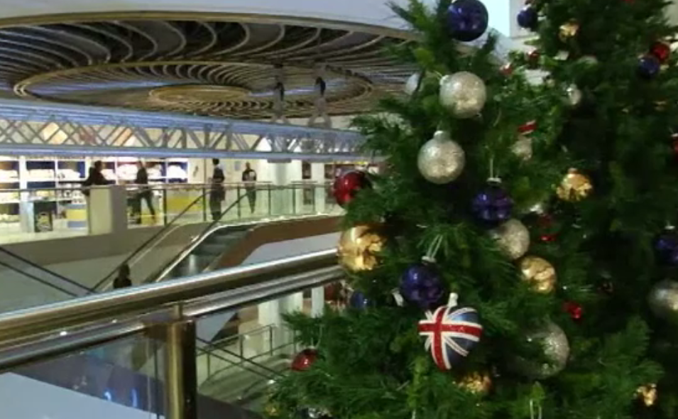 Deși e august, ornamentele de Crăciun au apărut deja într-un magazin londonez