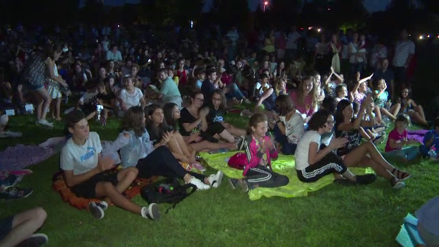 Parcul Coloanei Fără Sfârşit s-a transformat într-o imensă sală de cinema pentru cei din Târgu Jiu