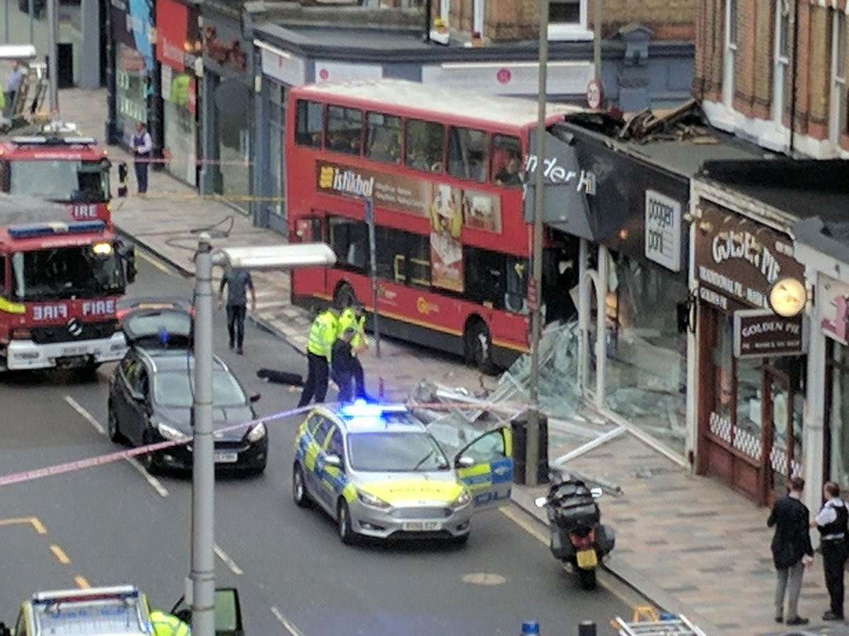Un autobuz double-decker a intrat într-o clădire, în Londra
