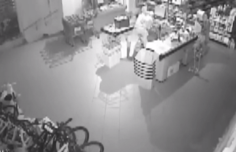 Magazinul fostului primar din Onești, spart la pont de doi hoți