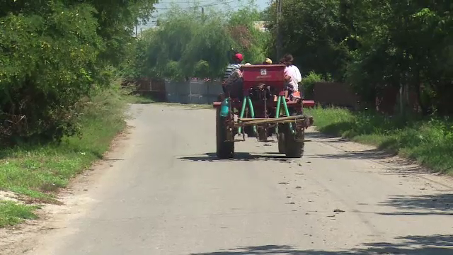 Un tânăr de 18 ani a murit după ce a căzut de pe tractor, când lucra la câmp