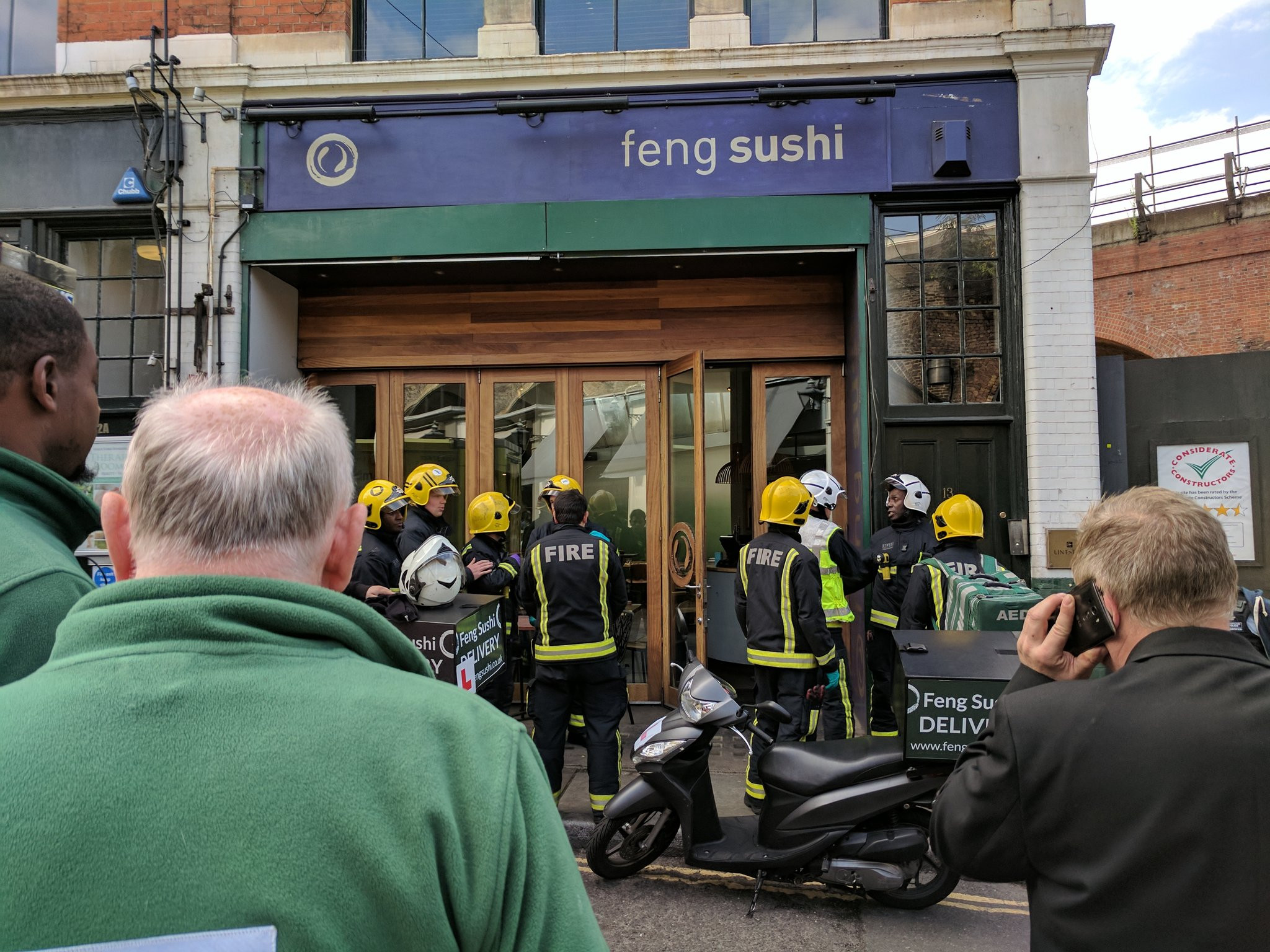 "Incident chimic" într-un restaurant din Londra. 3 oameni au fost răniţi
