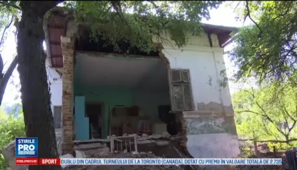 Bărbat din Dâmboviţa, la un pas de moarte. Zidul casei s-a prăbuşit