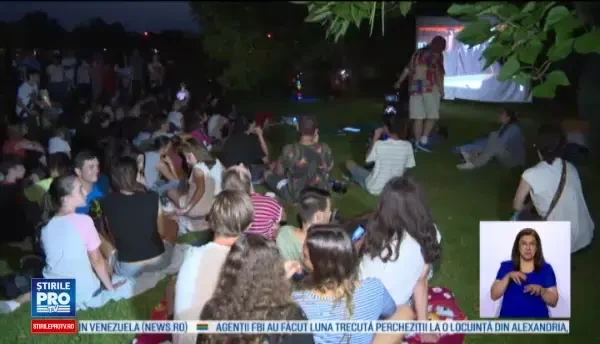 Parcul Coloanei Fără Sfârşit s-a transformat într-o imensă sala de cinema pentru cei din Târgu Jiu