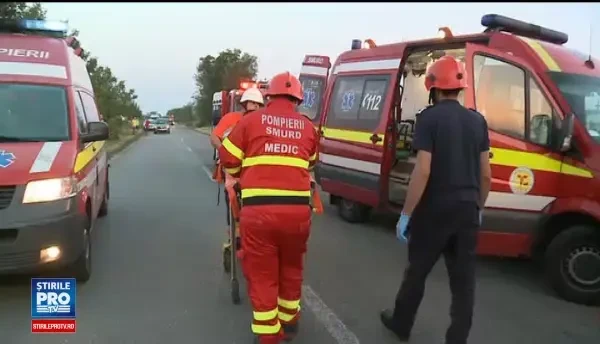 Doi morți și 10 răniți după un accident petrecut în Arad, între un autocar și un microbuz