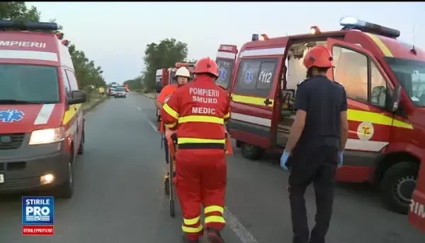 Doi morți și 10 răniți după un accident petrecut în Arad, între un autocar și un microbuz