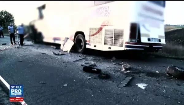 Doi morți și 10 răniți după un accident petrecut în Arad, între un autocar și un microbuz