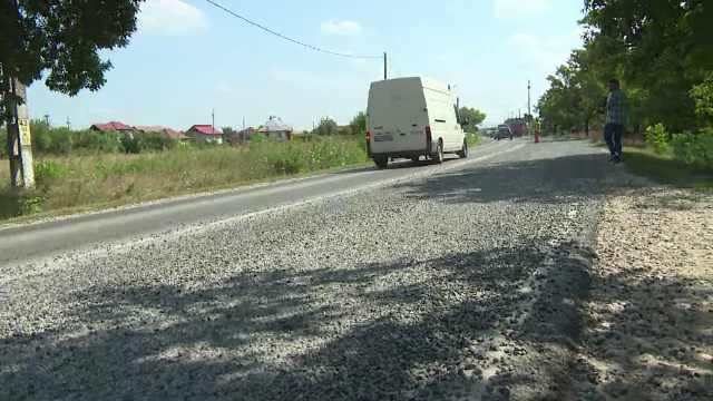 Zeci de şoferi din Gorj, la capătul răbdării din cauza criblurii care este folosită de drumari pe o şosea intens circulată