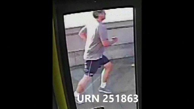 Cine este bărbatul care a împins o femeie în fața unui autobuz, în Londra