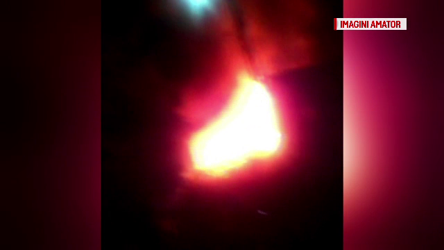 Casa unei familii cu 3 copii a ars. Autospeciala primăriei, la un pas să se prăbuşească într-o râpă