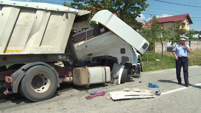 Tragedie pe o șosea din Gorj. Doi șoferi profesioniști au murit după un impact nimicitor