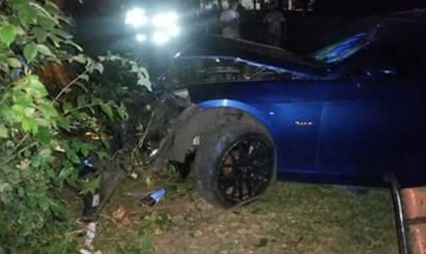 Un șofer fără permis a intrat cu mașina în trei tineri aflați pe o bancă, în Suceava