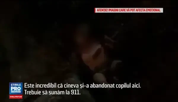 Abandonată de mama la naştere, o fetiţă a fost salvată de un trecător din tufişuri