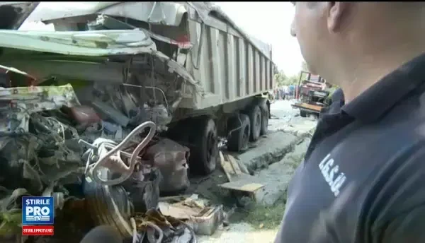 Tragedie pe o șosea din Gorj. Doi șoferi profesioniști au murit după un impact nimicitor