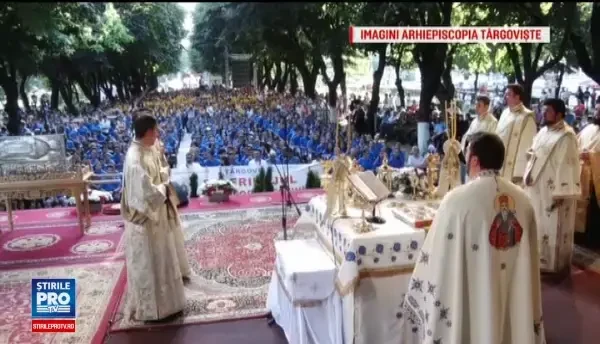 4 miniștri ai Guvernului Tudose au sărutat împreună moaștele Sfântului Nifon