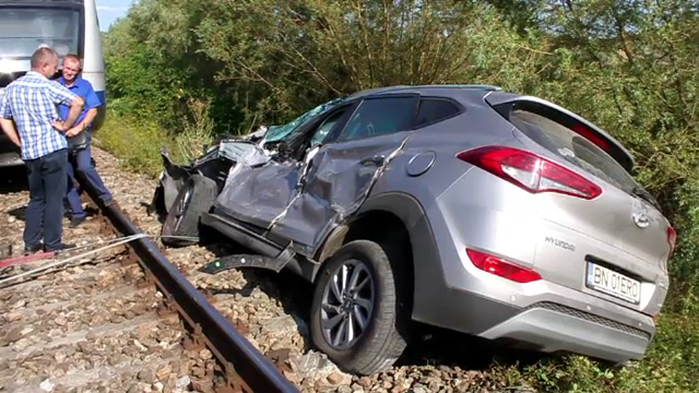 Maşină lovită puternic de un tren în Bistriţa Năsăud. De ce nu a văzut șoferul locomotiva