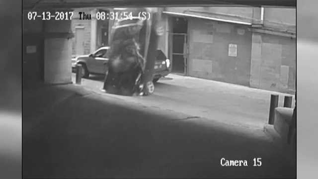 Momentul în care o șoferiță cade de la etajul 7 al unei parcări cu tot cu mașină. A încurcat frâna cu acceleraţia