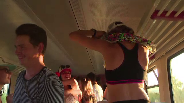 Câțiva tineri din Bistriţa au organizat o petrecere într-un tren în mişcare: "Peste 2 săptămâni mă mărit"