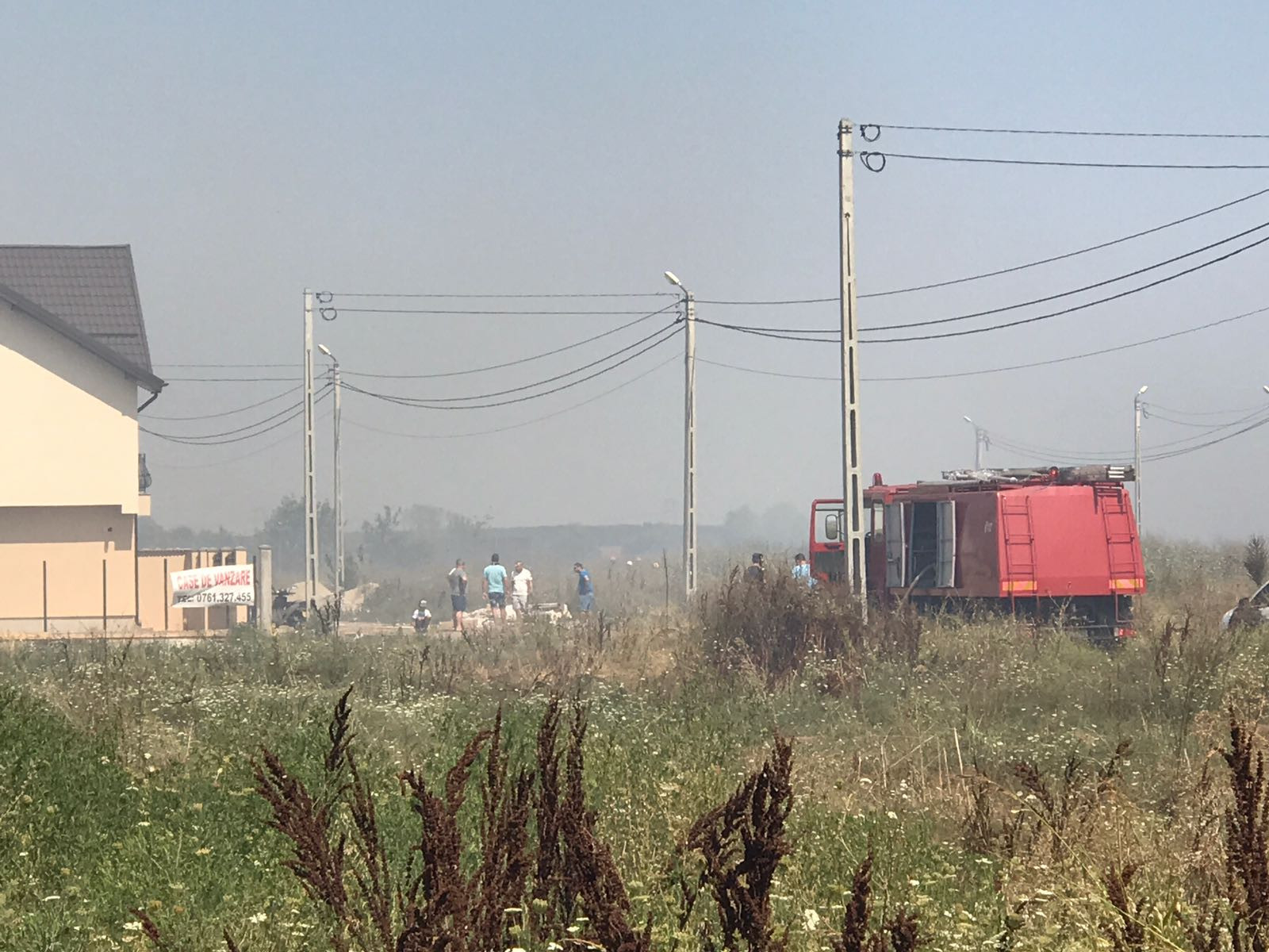 Incendiu de vegetaţie la Frumuşani, lângă un cartier rezidenţial