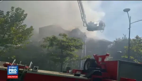 O casă din cartierul Primăverii, cuprinsă de flăcări. Traficul restricționat