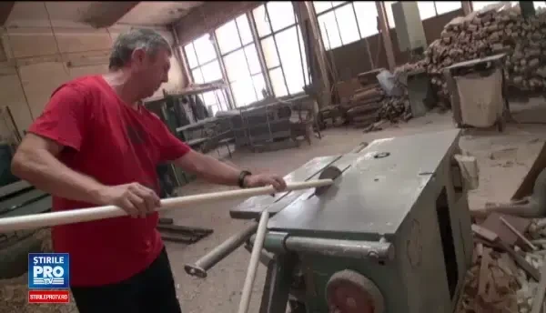 Persoanele cu dizabilități riscă să trăiasca doar din indemnizație. Guvernul închide firmele unde lucrau