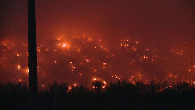 Incendiu de proporții la groapă de gunoi din Bacău. Focul arde de 27 de ore