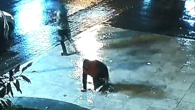 Jaf de cascadorii râsului. Ce-au pățit 3 hoți după ce au spart un magazin de haine scumpe